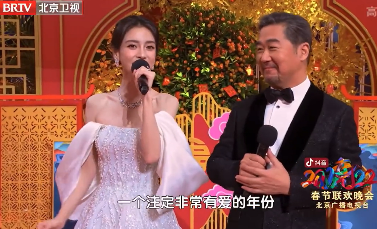 春晚|Baby戴百万珠宝主持春晚！脖子一根项链70万，身材太瘦锁骨凹陷明显