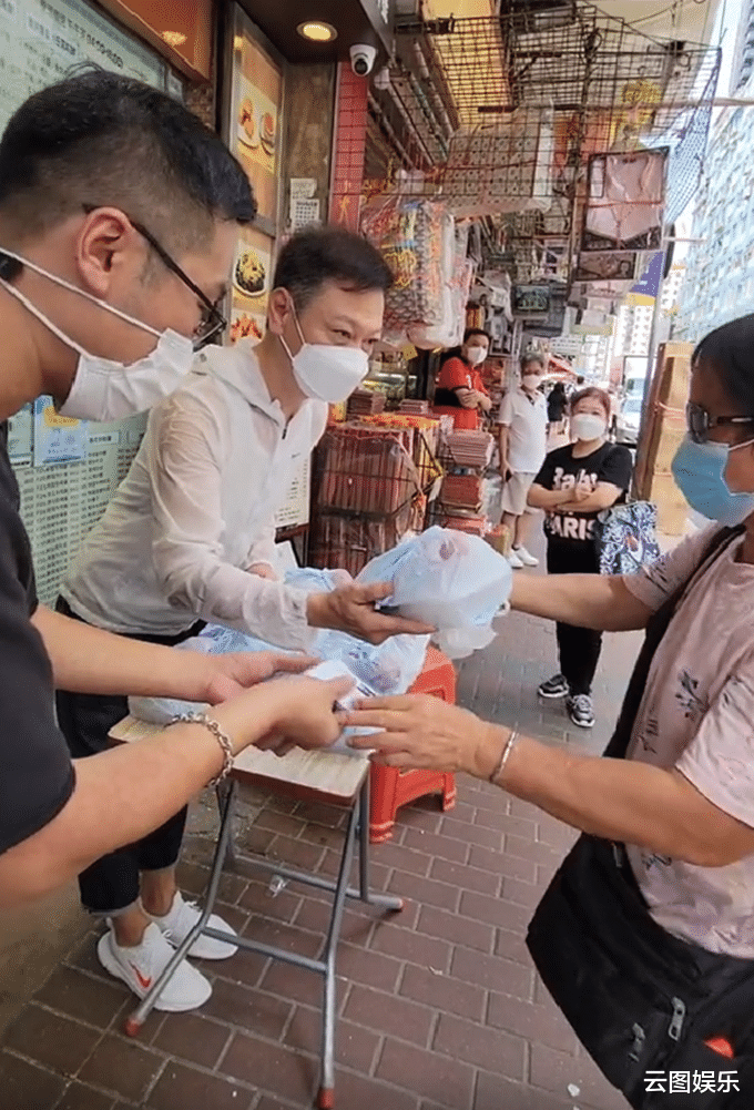 陶大宇|陶大宇街边当志愿者!低头弯腰派饭显恭敬,汗水浸湿衣服毫不在意
