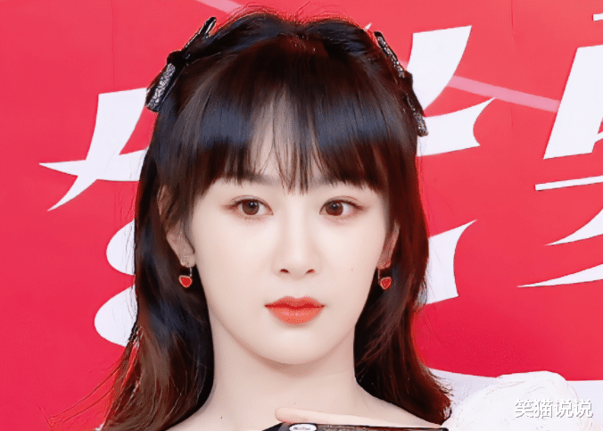 杨紫|杨紫直播白裙造型很甜美,简约大方有气质,面带微笑状态佳!