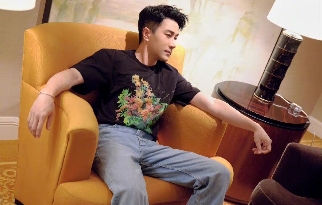 刘恺威|刘恺威新恋情曝光，与一女子甜蜜牵手散步，女方被曝疑似是尤靖茹