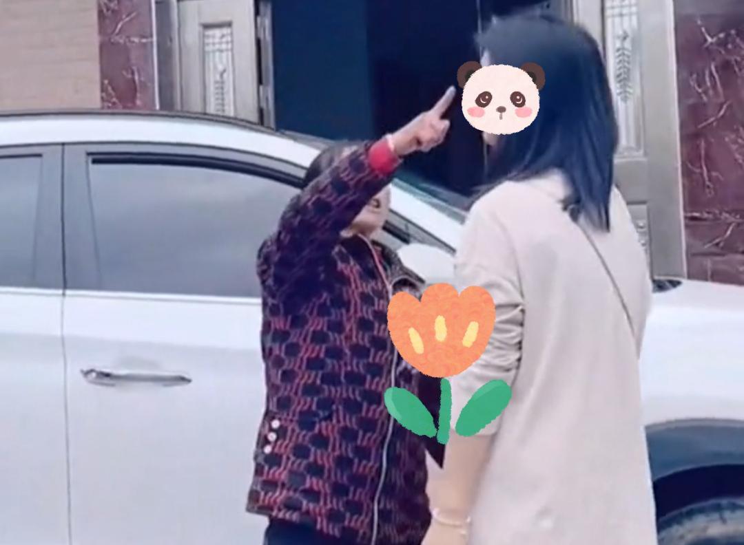 儿媳爱打扮被婆婆指责不学好，想要出门被阻拦：花枝招展给谁看