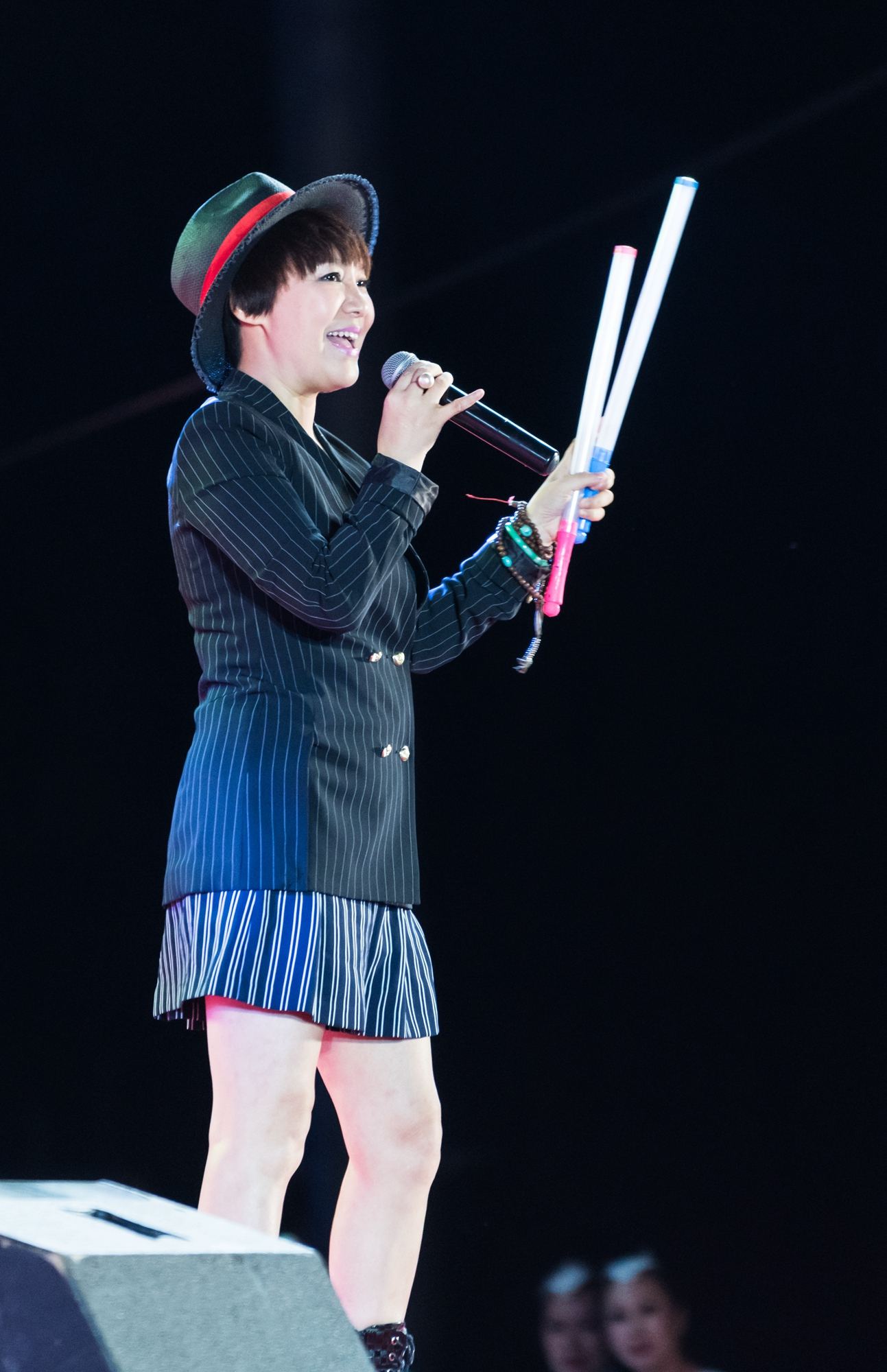 周艳泓|46岁老牌女歌后街边卖唱！身材走形似寻常妇女，歌声动听中气十足