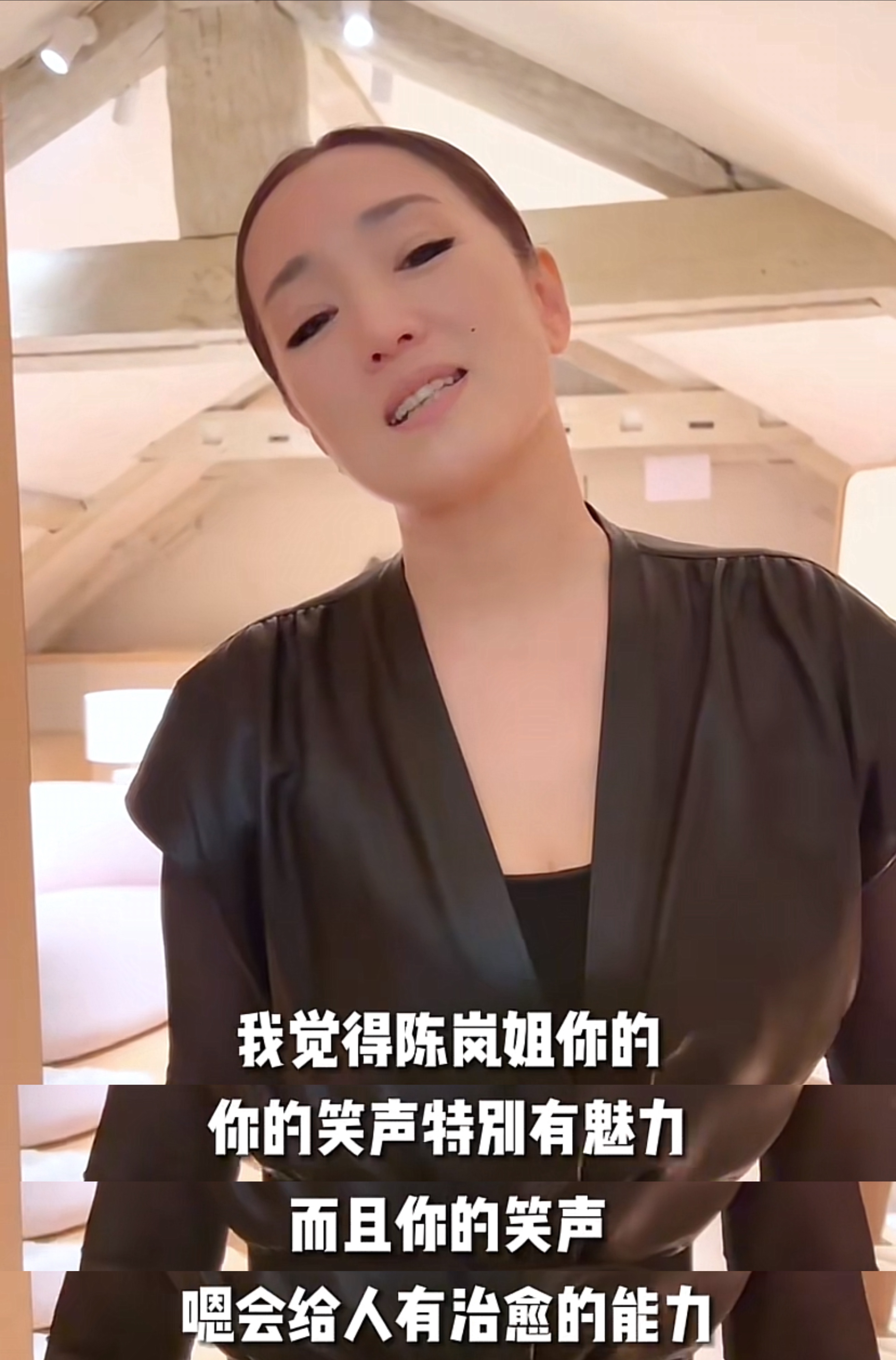 王鸥|向太直播首秀获众星祝福，56岁巩俐神采飞扬，自称要搬小板凳观看