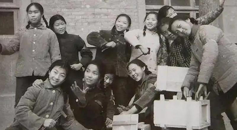 她是王洪文的妻子,每年的结婚纪念日,都会去秦城监狱探望丈夫