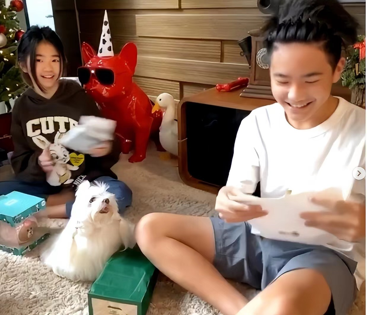 曹格 曹格11岁女儿完美逆袭,做美甲穿吊带打扮成熟,和妈妈越变越像