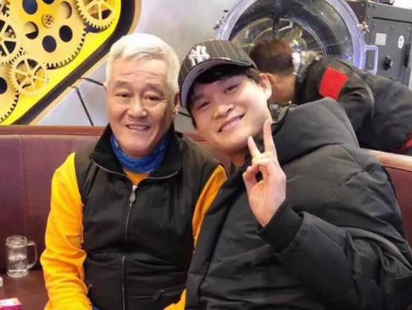 海清|小沈龙卖黄金吊坠，1500卖299元亏损几千万，搬出赵本山打压厂商