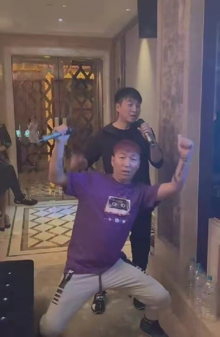 陈羽凡|46岁陈羽凡近况显落魄，深夜醉酒胖到认不出，抱宋冬野亲放飞自我！