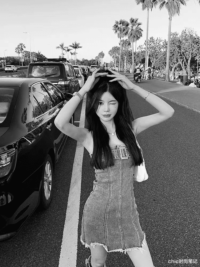 大S和具俊晔婚礼现场照，粉色花苞抹胸裙，衬托整个人容光焕发