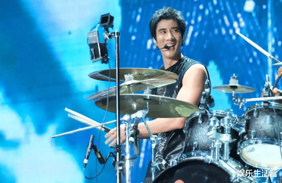 王力宏|王力宏近况曝光：深夜骑车为女儿买礼物，长发毛糙泯然众人