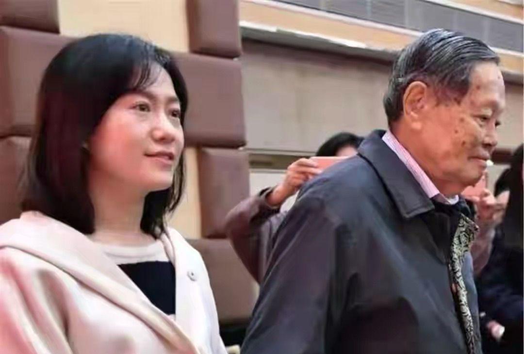 许文强 杨振宁老婆越老越漂亮，剪短发改变气质，而且不扮少女打扮得体