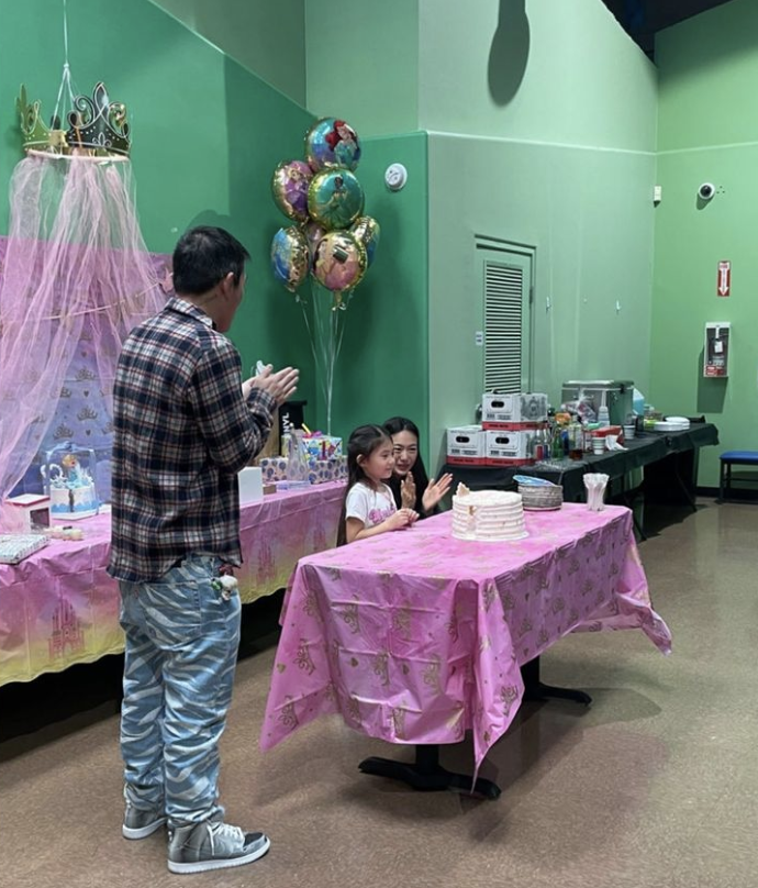 男神|陈冠希再次为5岁女儿庆生,与秦舒培甜蜜对视,两位亲姐姐皆到场