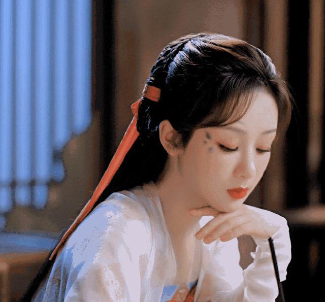 杨紫|杨紫的逆袭之路,一度因颜值很朴素无戏可拍,如今成为顶流小花