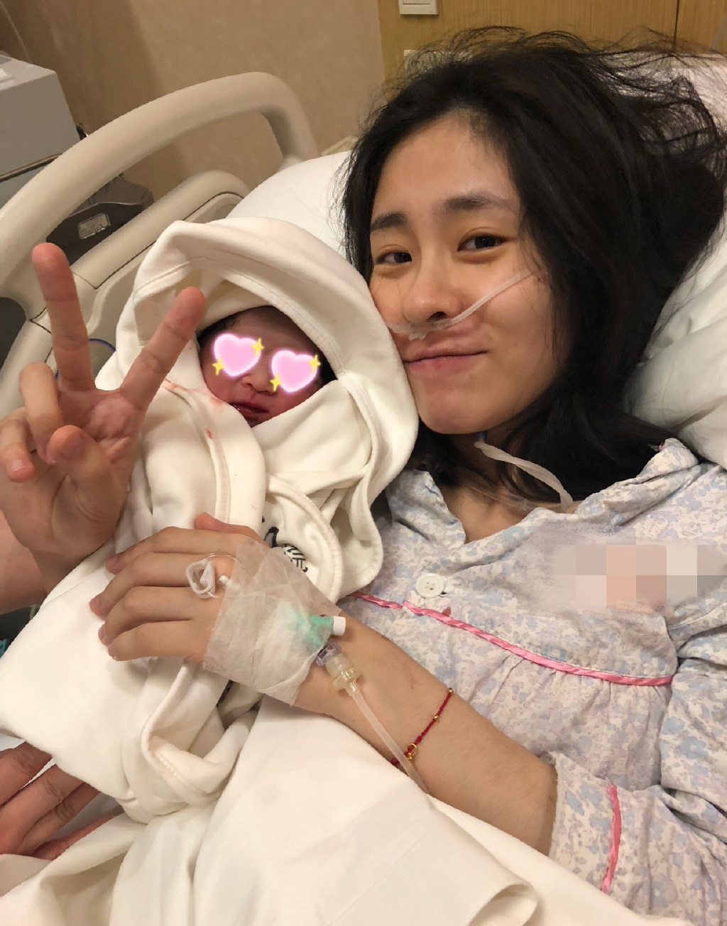 张碧晨|工作人员晒张碧晨的孕照,否认代孕传言,孩子体重仅1.76千克