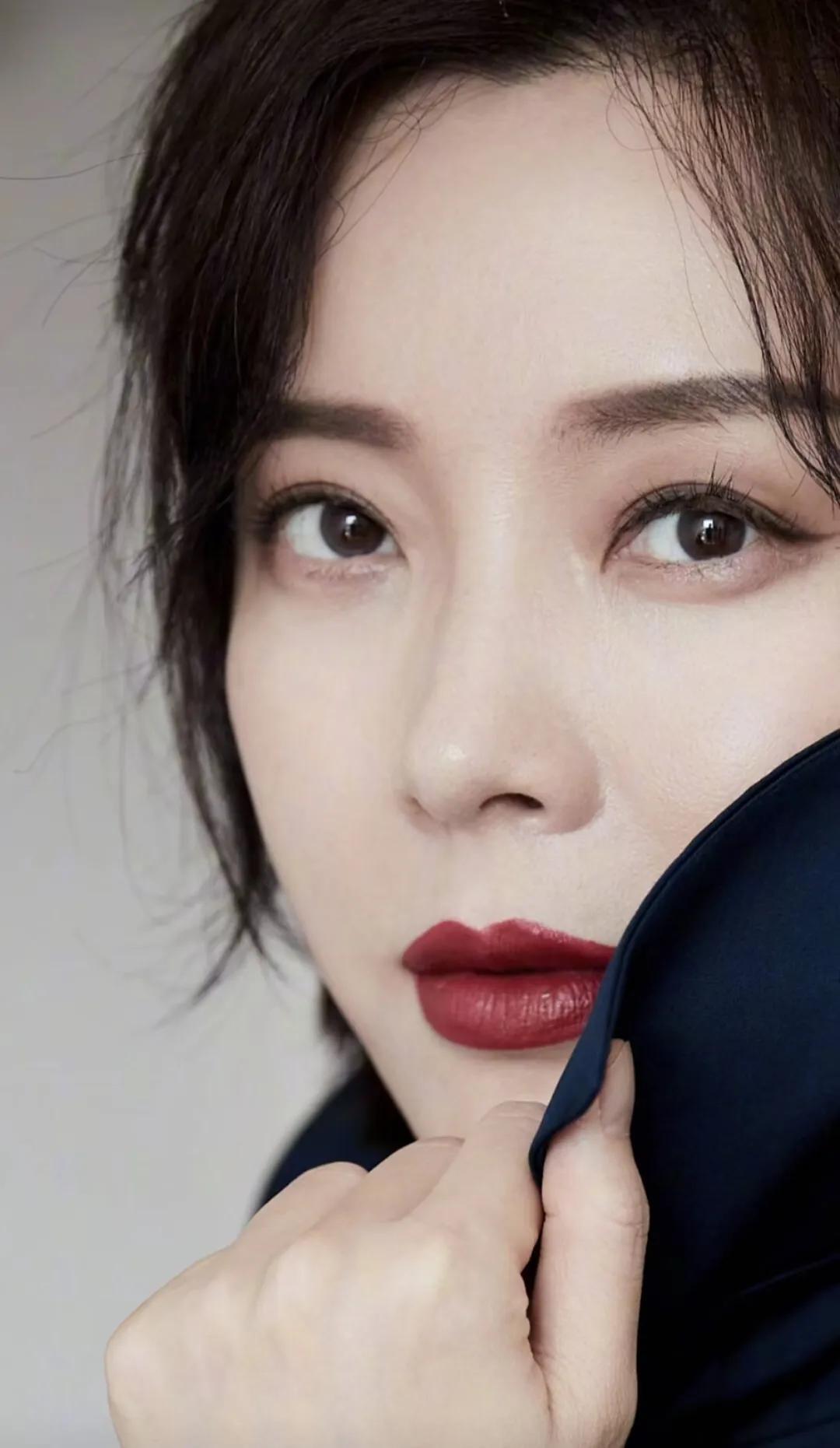 女主播|美女网红直播时，为啥明明穿着薄漏透，还用手捂胸口呢？