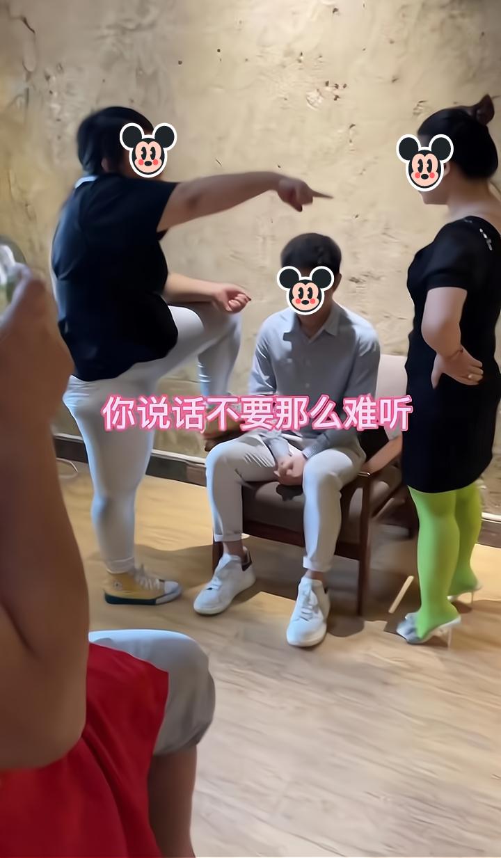 两女子喜欢上一男子,让他任娶其一,男子却看不上她们