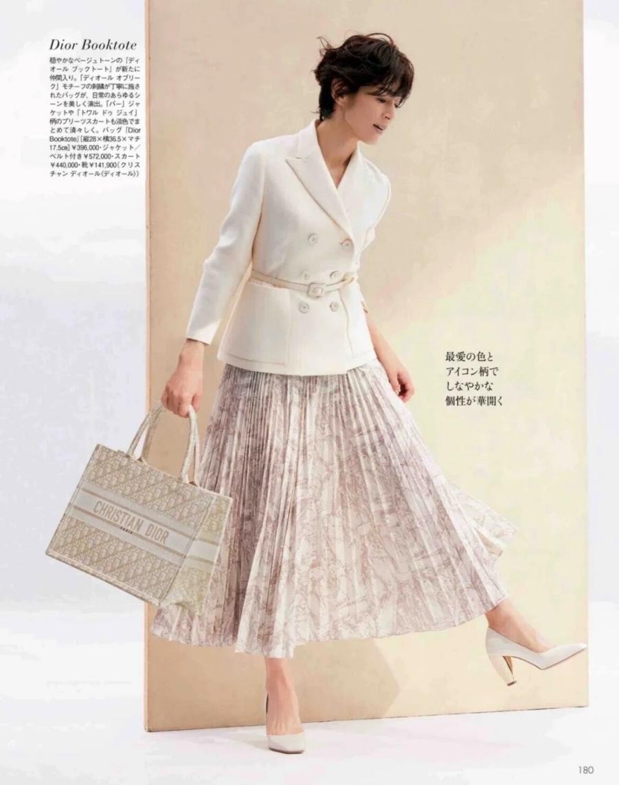 穿衣搭配 别信什么“越简单越高级”，50岁后懂得“4个花样”，穿衣才好看