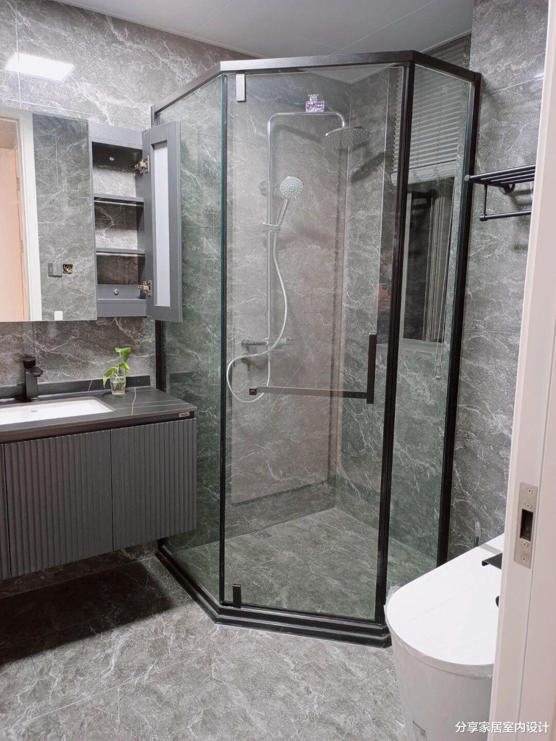 新房装修完工，家具进场很有家的味道，布置植物先晾着通风中！