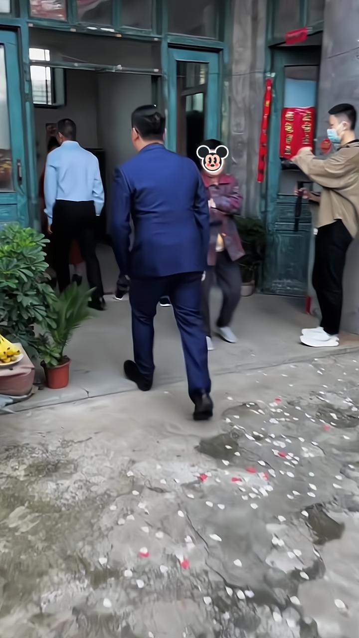 大婚当日,新郎将新娘接上车之后,独自返回给岳父岳母磕头
