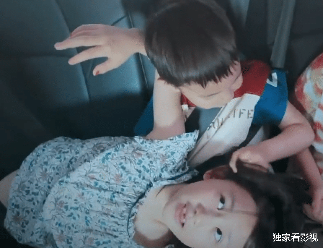 黄磊|黄磊三胎儿子露正脸，单眼皮、性格安静神似二姐，一家五口高颜值