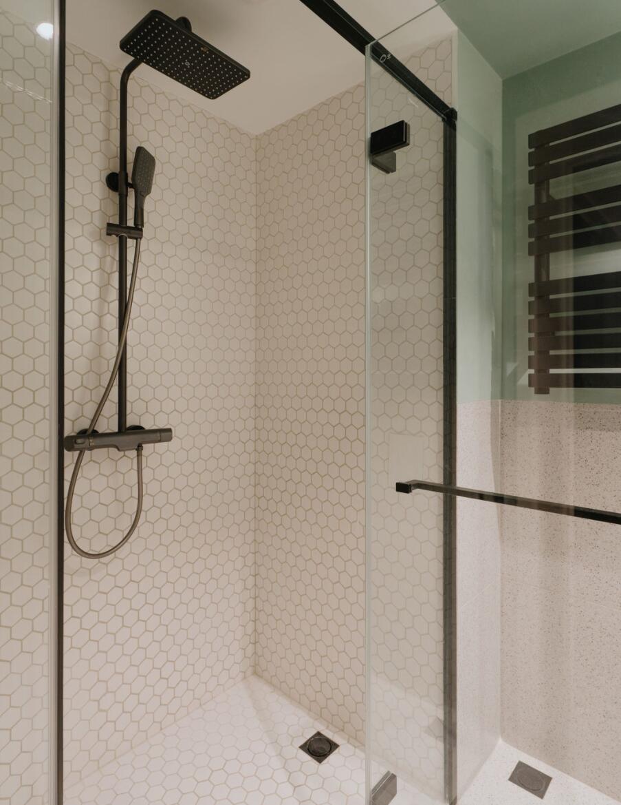 主卧做对开门，餐厅放阳台，她70㎡家，称为“改造范本”都不为过