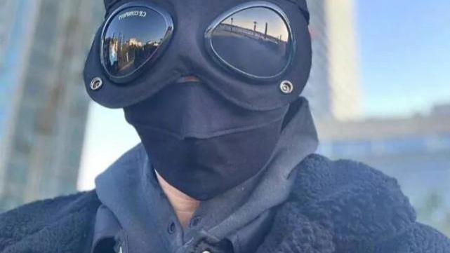 黄晓明|黄晓明得寻麻疹后首次露面，排队做核酸