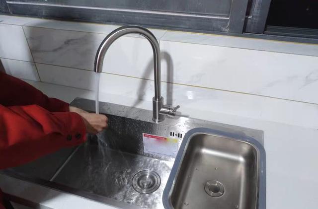 压根不纠结厨房水槽选单还是双,安装可移动的子母槽,可随意切换