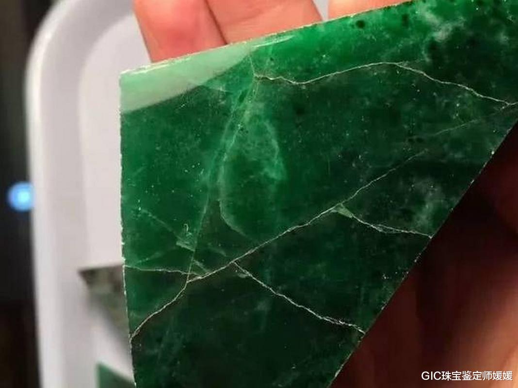 文玩|翡翠原石最怕遇到穿心裂，如果遇到了，唯有老师傅出马起死回生！
