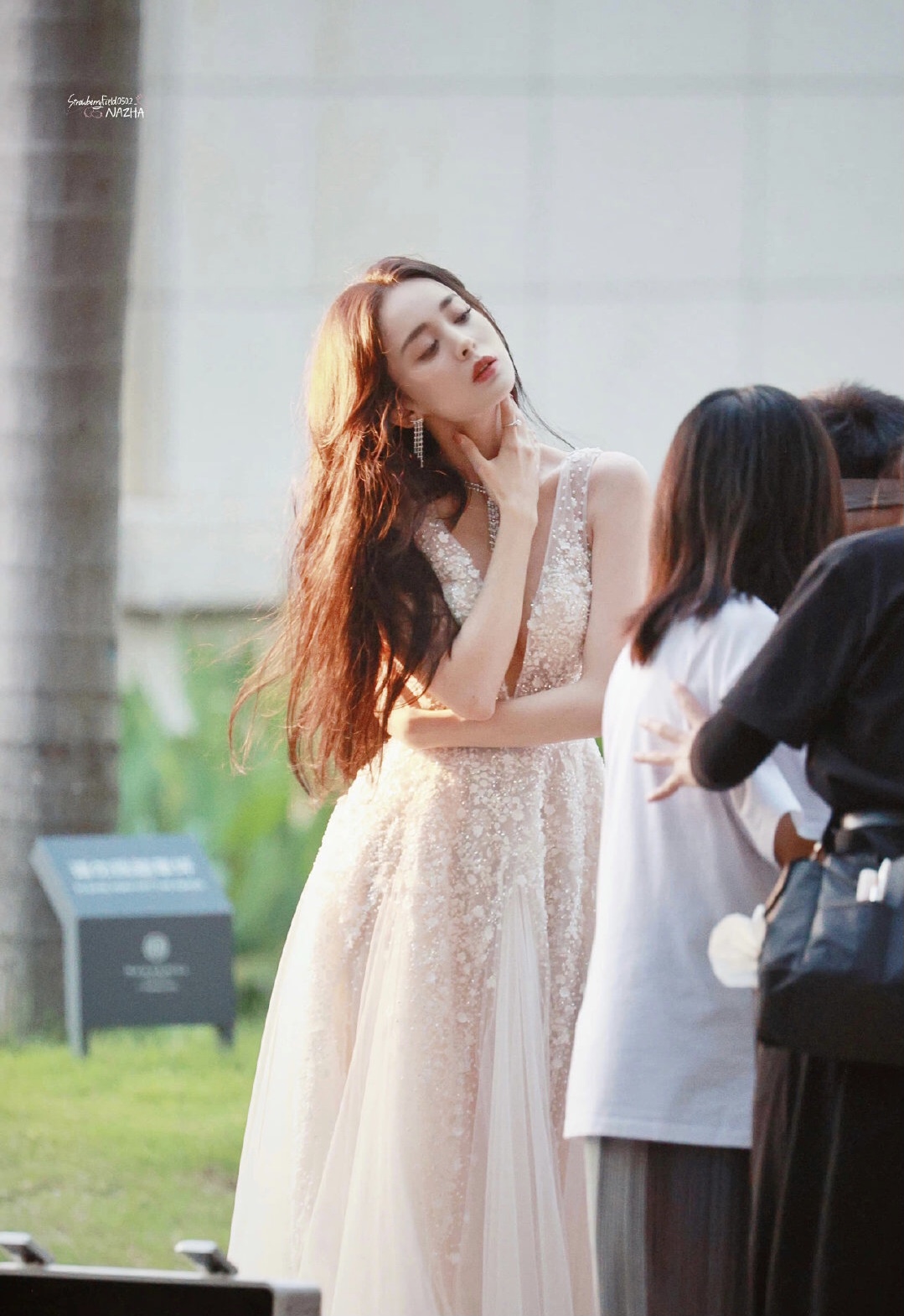 古力娜扎|新疆美女娜扎很懂展示自己的美，但旁边的助理小姐姐亮了，好纯