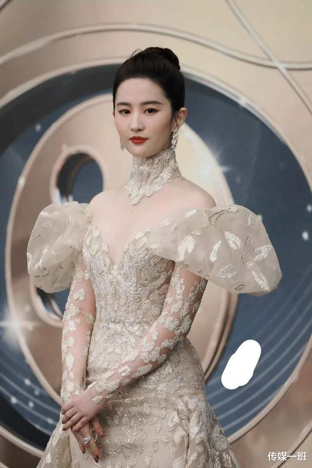 沈腾|红毯尴尬场面:沈腾抱着赞助商奥迪车轮不撒手,姚晨被嘲讽麒麟臂