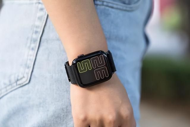 算法|苹果首发OPPO紧跟,智能手表为何偏爱常亮屏?网友:真的太实用