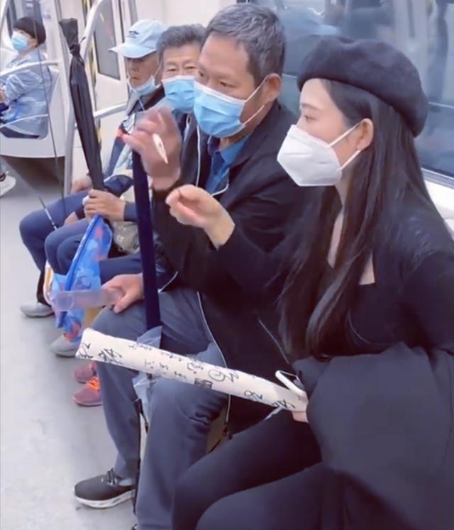 大爷|大型社死现场！女子上班误入老年钓鱼佬的车厢，结局却让人感动