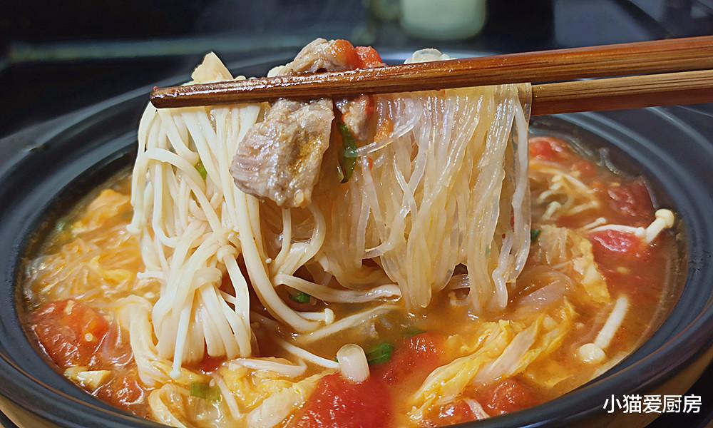 天气慢慢变冷，来一锅热乎乎的番茄肉片粉丝煲 ，吃完浑身暖和