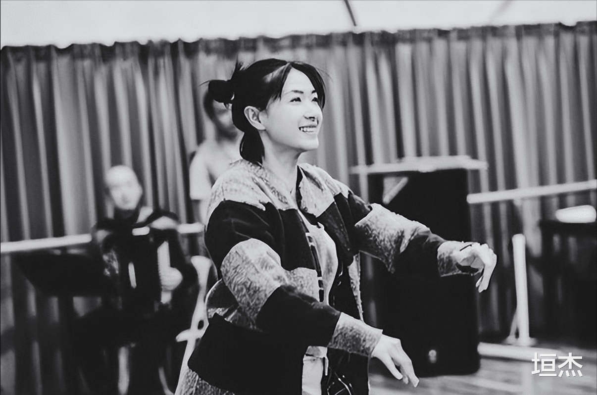 万茜|\精明女人\万茜:拒绝潜规则与刘德华拍吻戏,穿龙袍领奖暴露野心