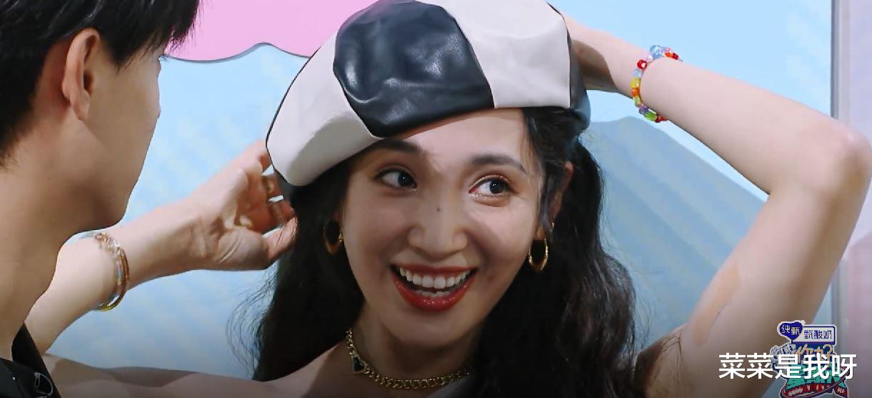 王紫璇|别的不好奇,就是好奇王紫璇为什么会在帽子里藏一个果丹皮呢?