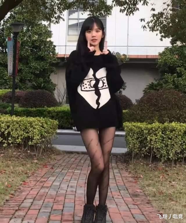 余霜|井川里予的双马尾搭黑丝很可爱，余霜麻花辫封神，小钰也拿出绝招