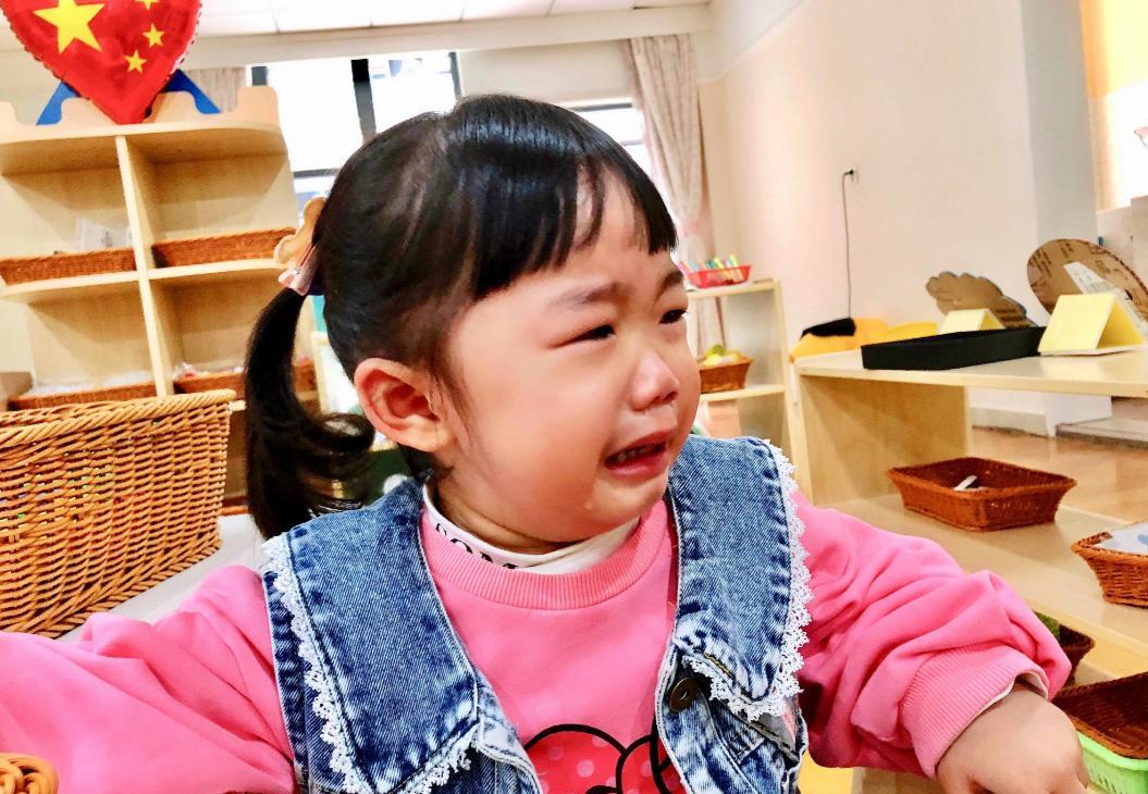 女儿“阳”后高烧哭闹,亲生爸爸竟一怒动了手,一场疫情看透人性