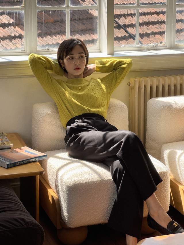 针织衫|会穿的职场女人,都爱“针织衫+打底裤和半身裙”,时髦又显气质