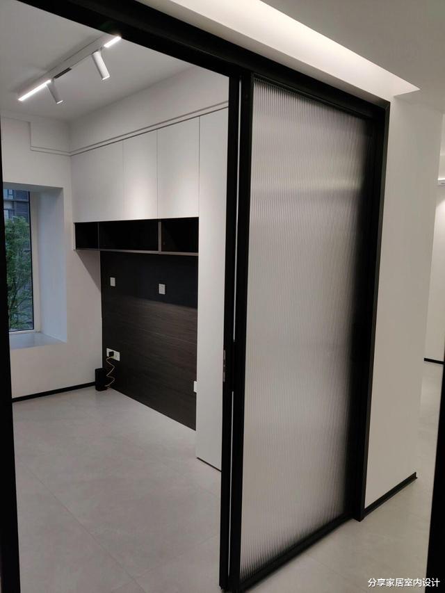 看他家刚完工的新房,还没布置软装就很漂亮,电视墙设计很得分!