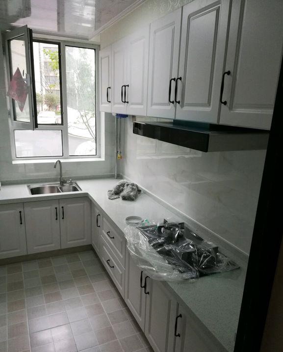 穷装的新房完工，就差家具了，朋友都劝我赶紧撕掉电视墙壁纸