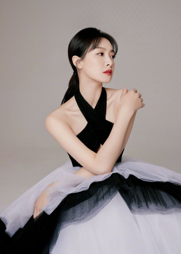 宋茜|宋茜一袭黑白纱裙，优雅知性，月华君的气质彰显无疑。