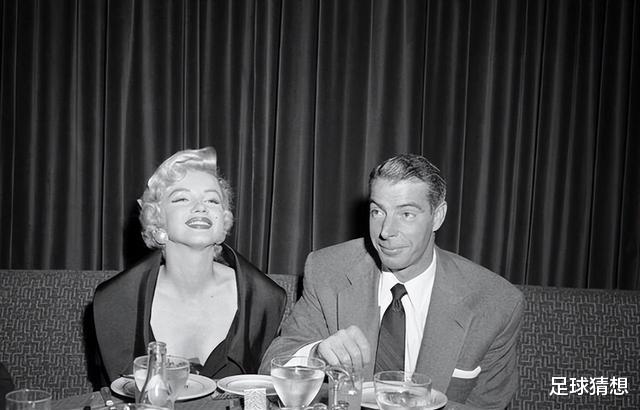 发型 1954年，梦露不惧严寒穿紫色吊带裙在韩国劳军，10万美军为她痴狂