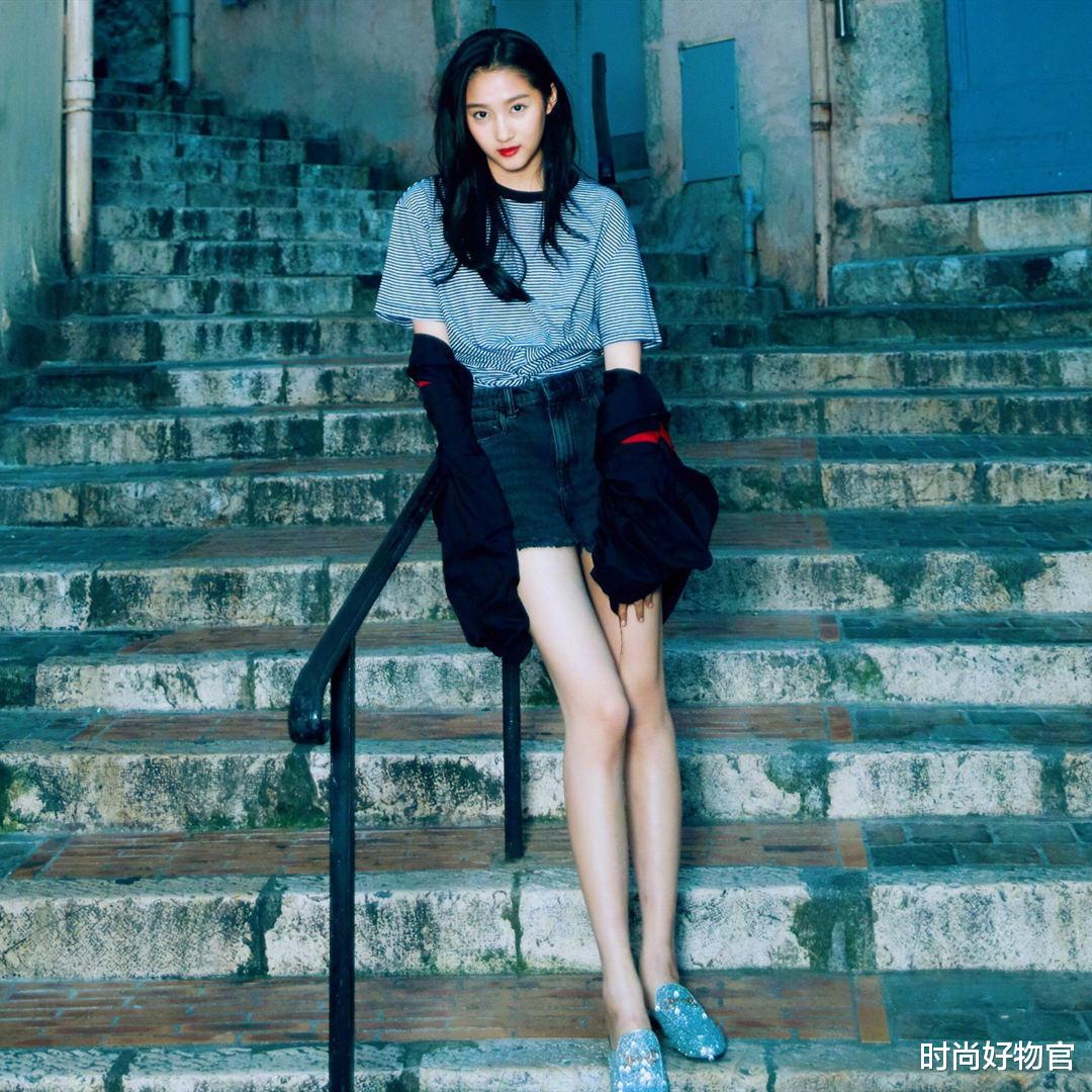 关晓彤|“国民闺女”关晓彤已长大，颜值吸睛身材佳，宅家健身分享接地气