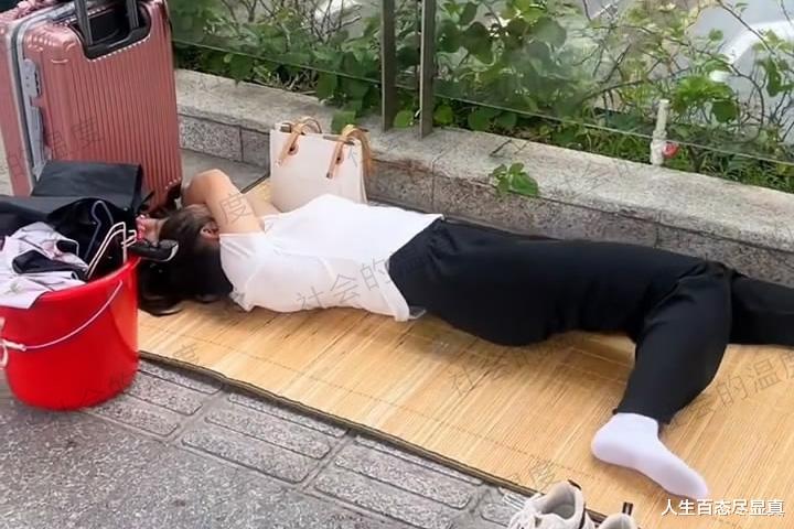 女子找不到工作流浪街头,9块钱的单价看不上,提着红桶到处跑