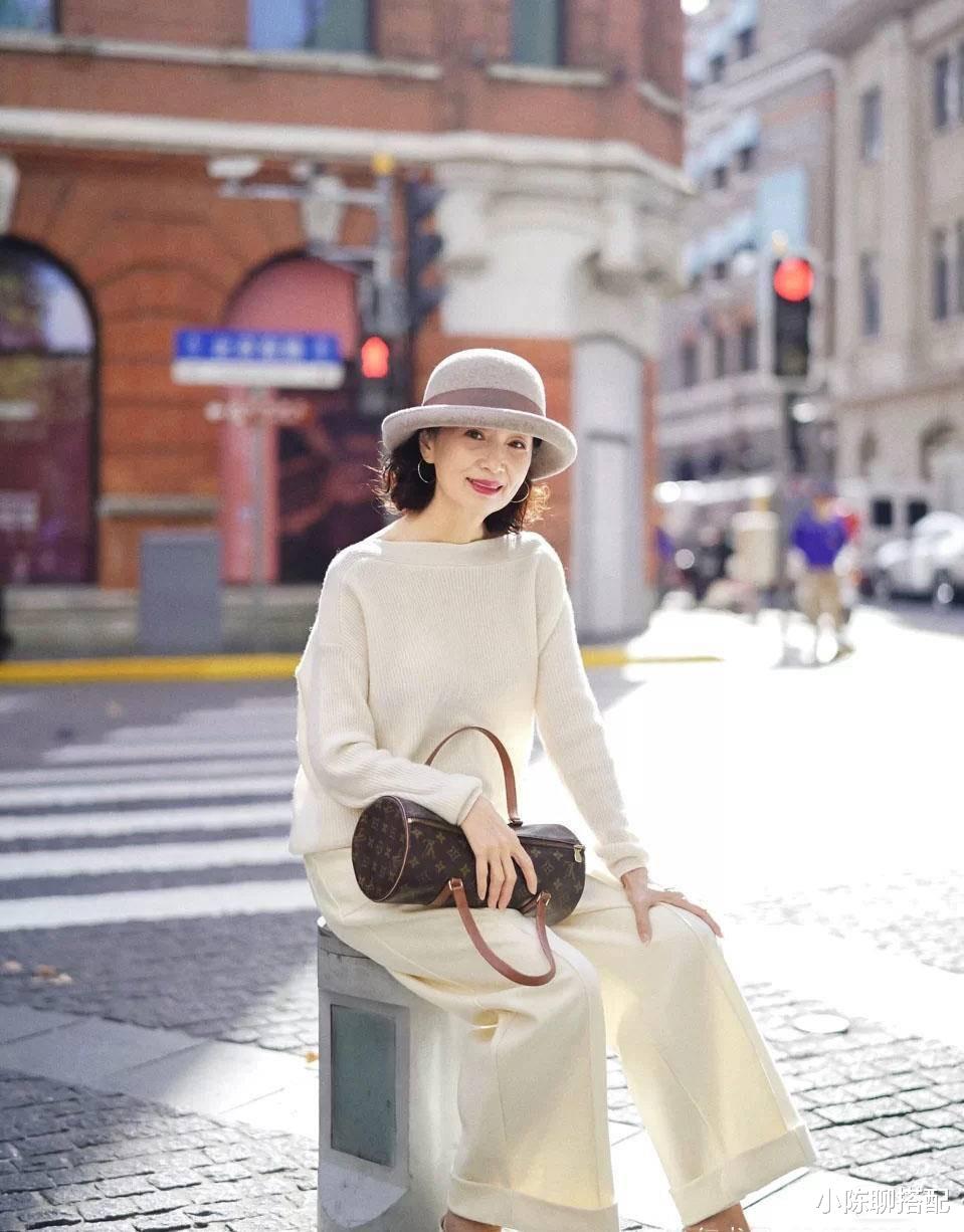 帽子 会戴帽子的女人不显老!开春用2招搭出好气质,妈妈辈可照搬