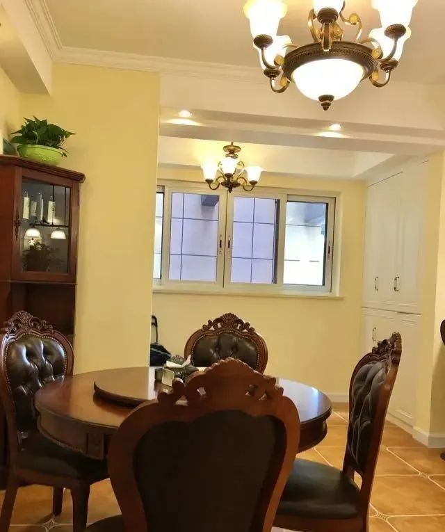 老公坚持在卧室床头打2组柜子,美翻天不说,衣帽间都省了,开心