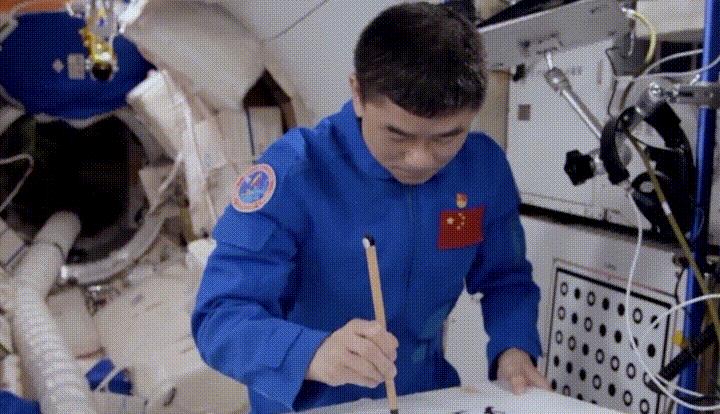 中国航天员在空间站秀书法,毛笔为什么能在太空写字?