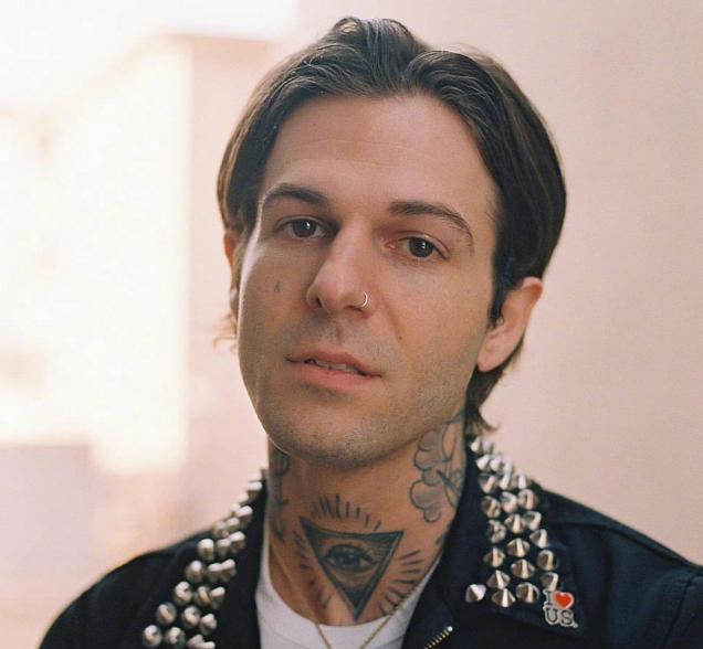 比莉·艾利什|00后歌手碧梨有了新恋情，和摇滚歌手街头亲吻，脖子文身寓意可怕