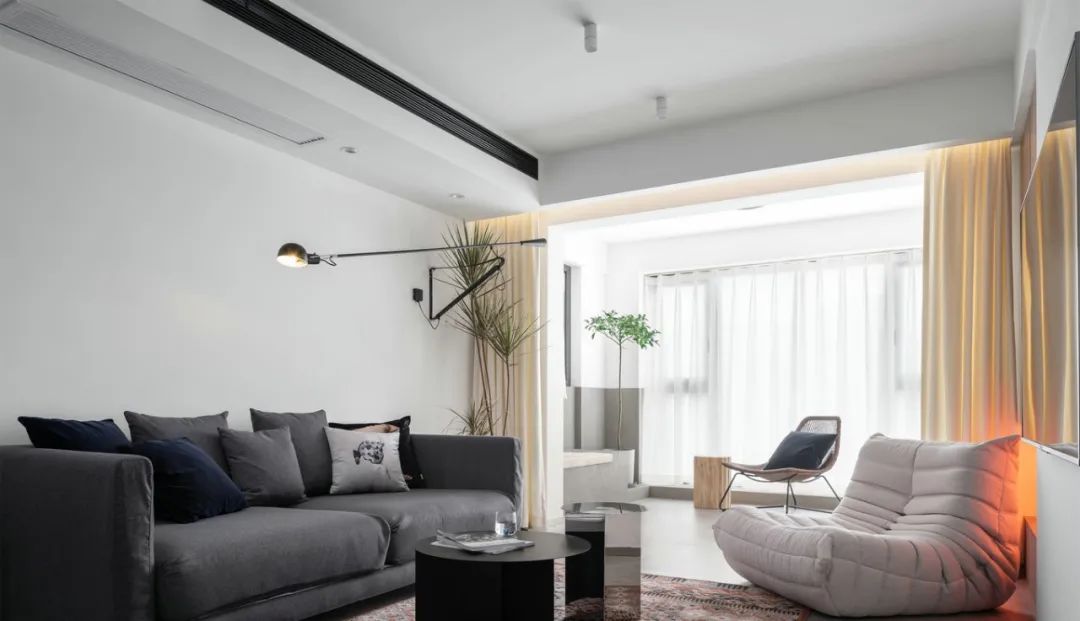 眼前一亮！从单调到质感的黑白配，这个90后的家百看不厌