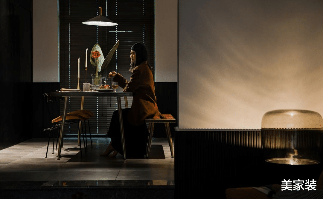 装修到一半的家,在硬装基础上添加软装,达到现代和古风的结合