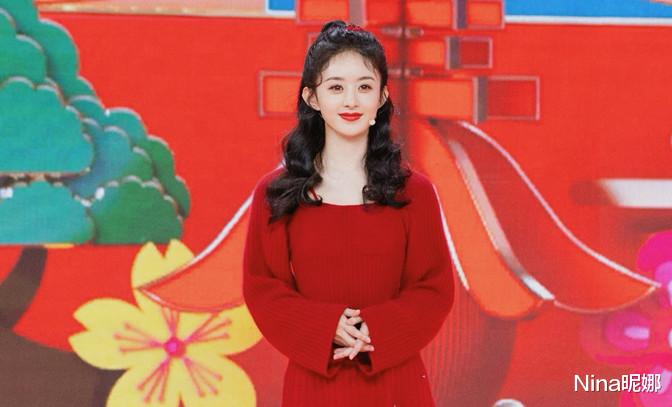 赵丽颖|赵丽颖春晚封神机场却拉垮!6穿旧鞋配马甲,身材五五分差点翻车